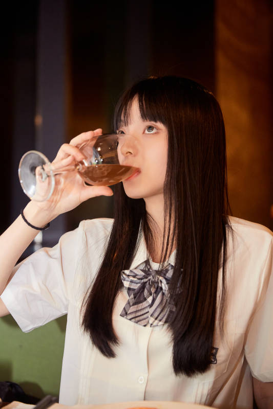 在酒店自助餐厅大吃特吃的可爱少女