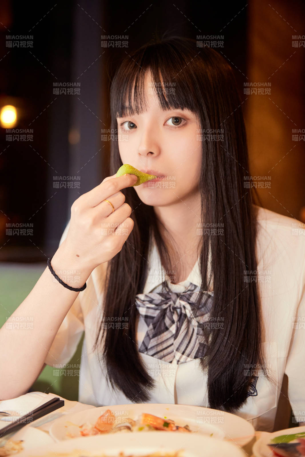 在酒店自助餐廳大吃特吃的可愛少女