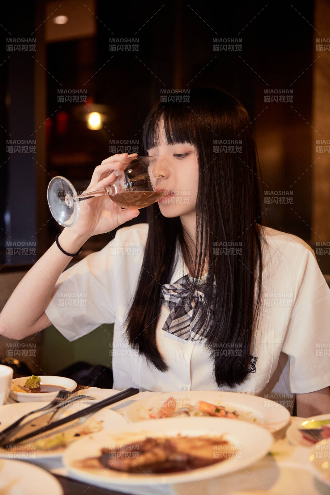 在酒店自助餐廳大吃特吃的可愛少女