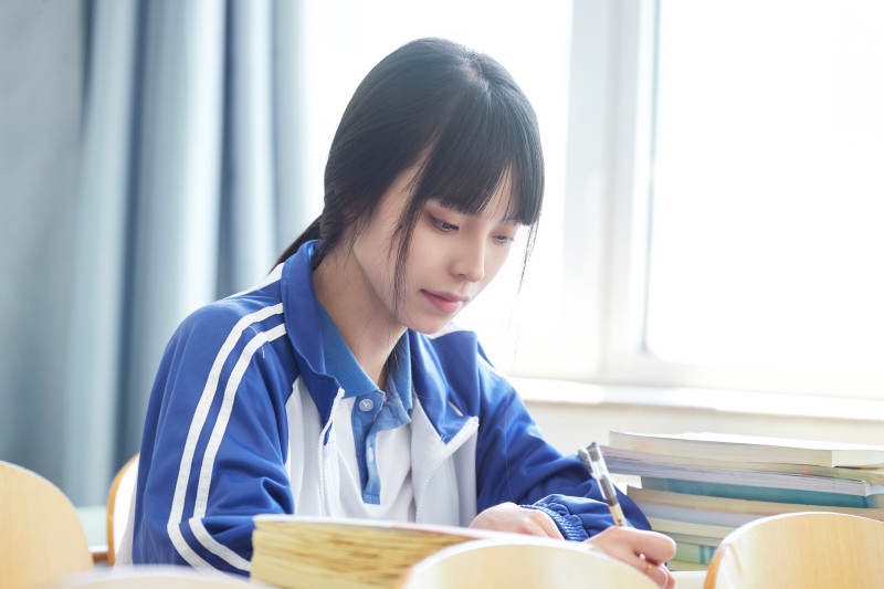 教室里努力看书学习备战高考的女高中生