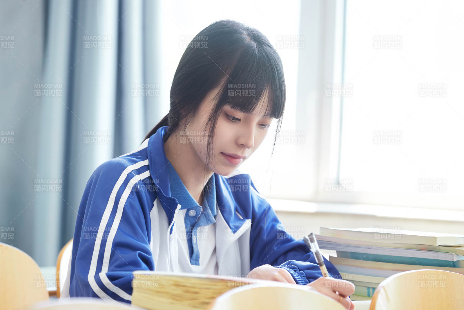 教室里努力看书学习备战高考的女高中生