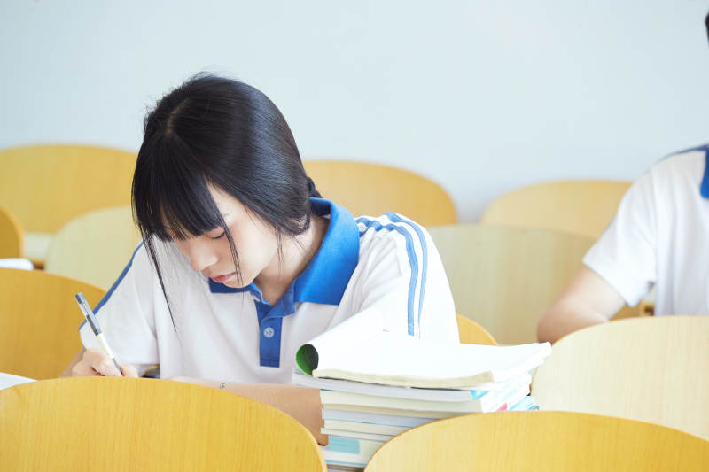 教室里努力看书学习备战高考的高中生