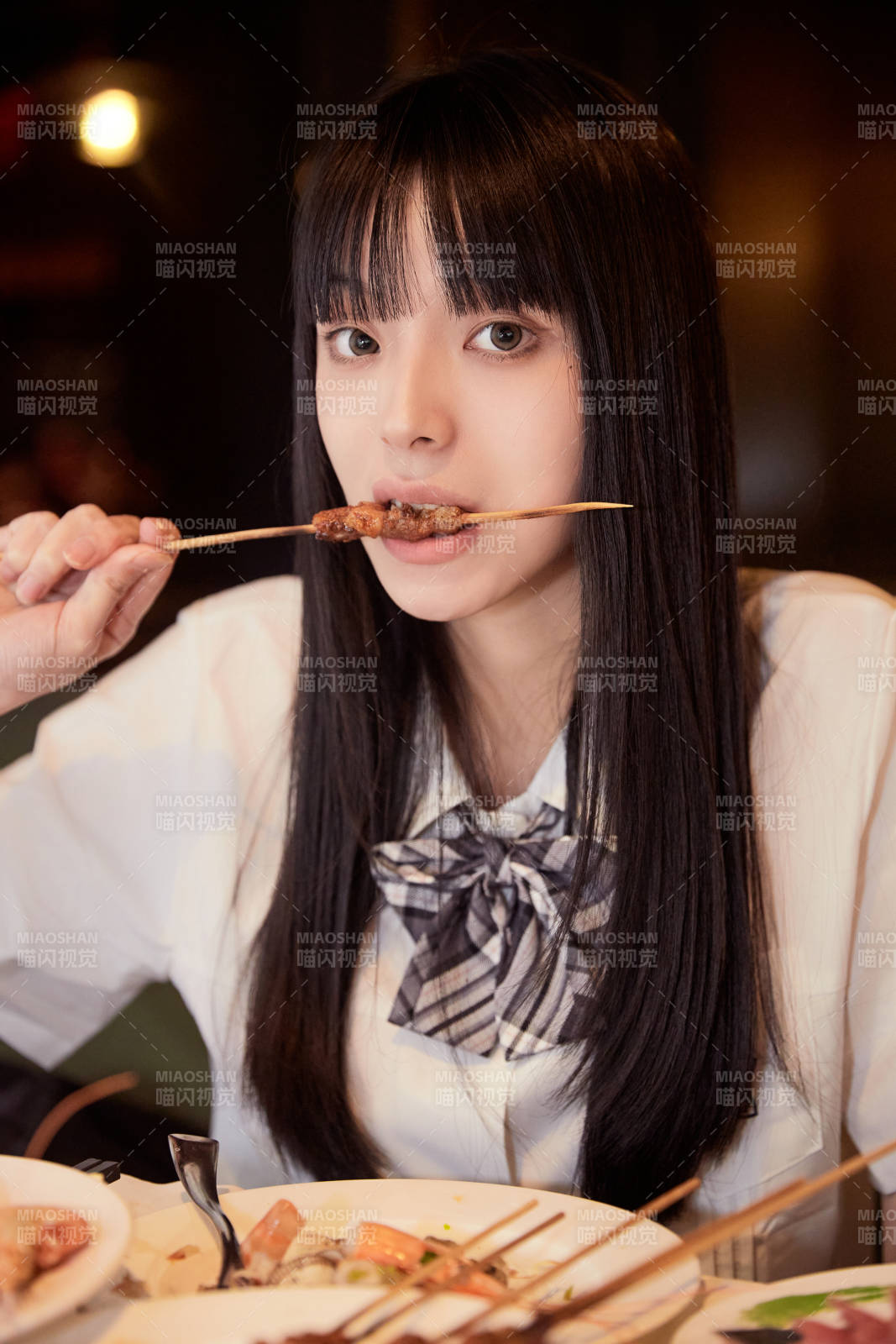 在酒店自助餐廳大吃特吃的可愛少女