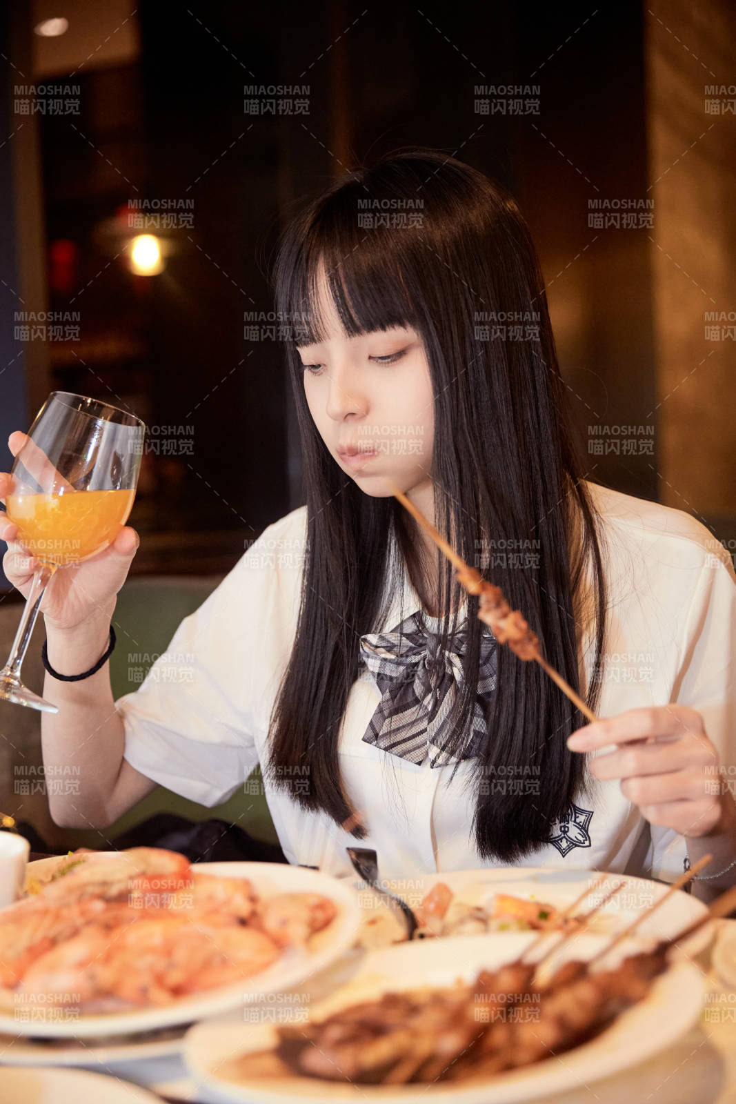 在酒店自助餐廳大吃特吃的可愛少女