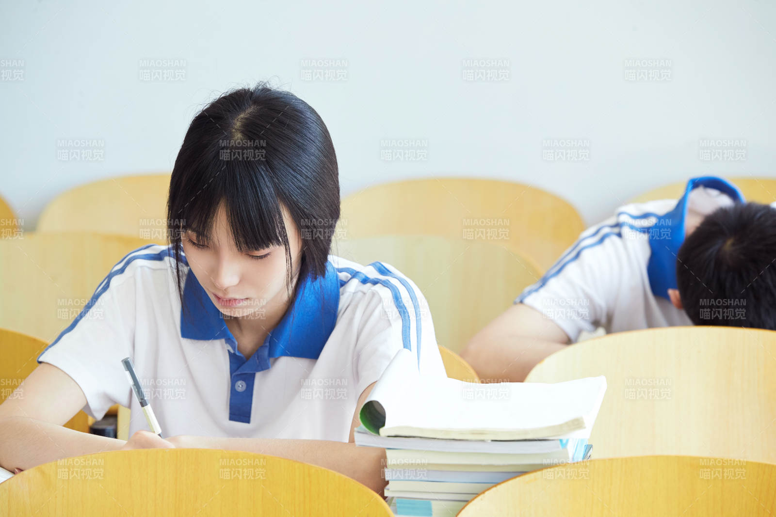 教室里努力看書學習備戰高考的高中生