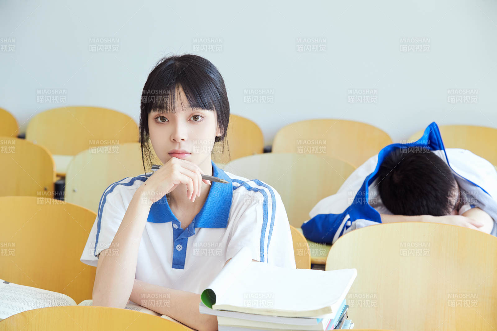 教室里努力看書學習備戰高考的高中生