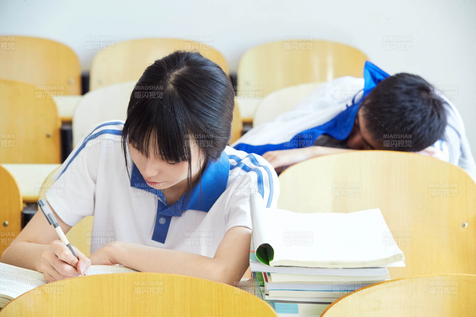 教室里努力看書學(xué)習(xí)備戰(zhàn)高考的高中生