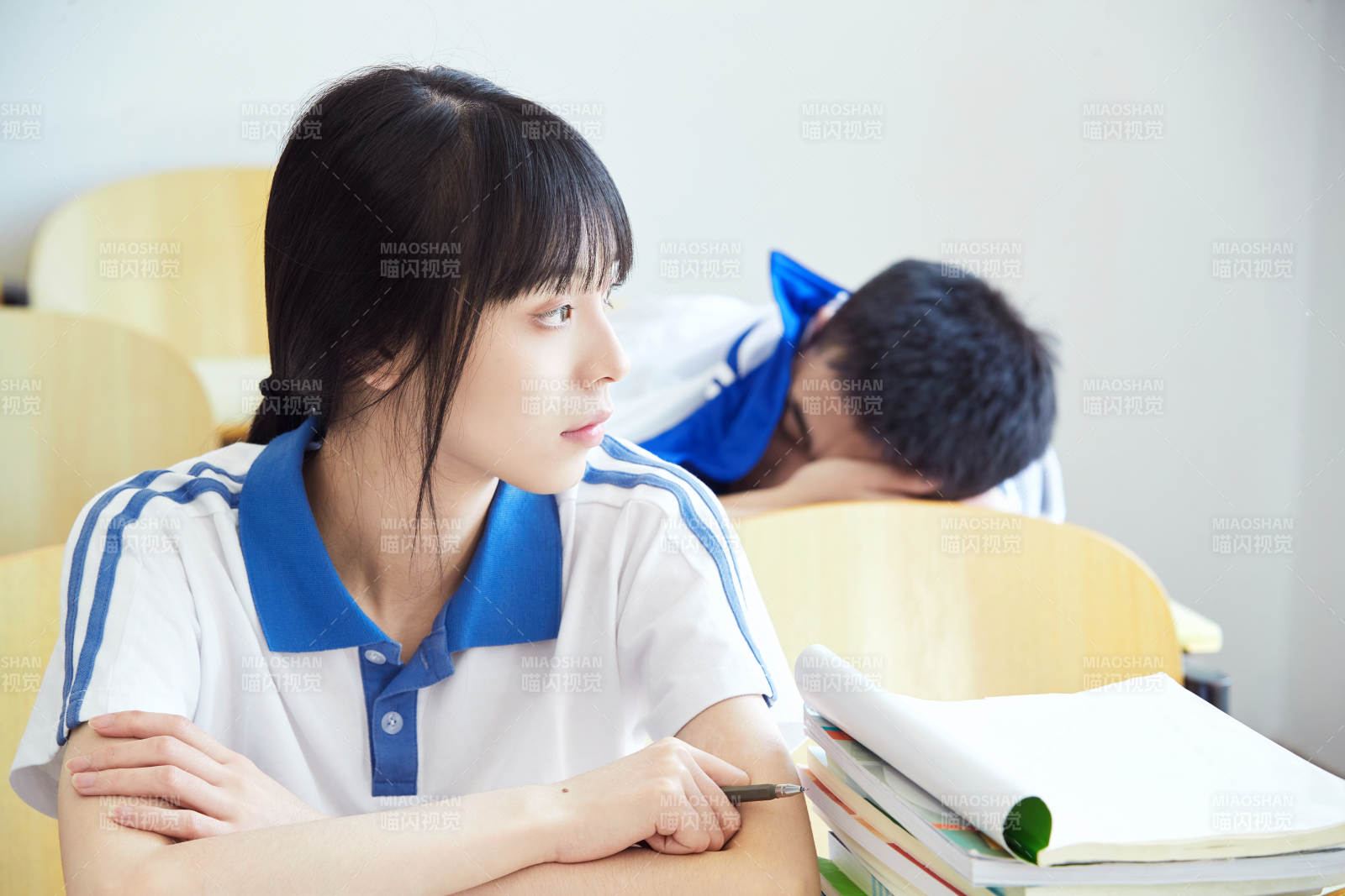 教室里努力看書學習備戰高考的高中生