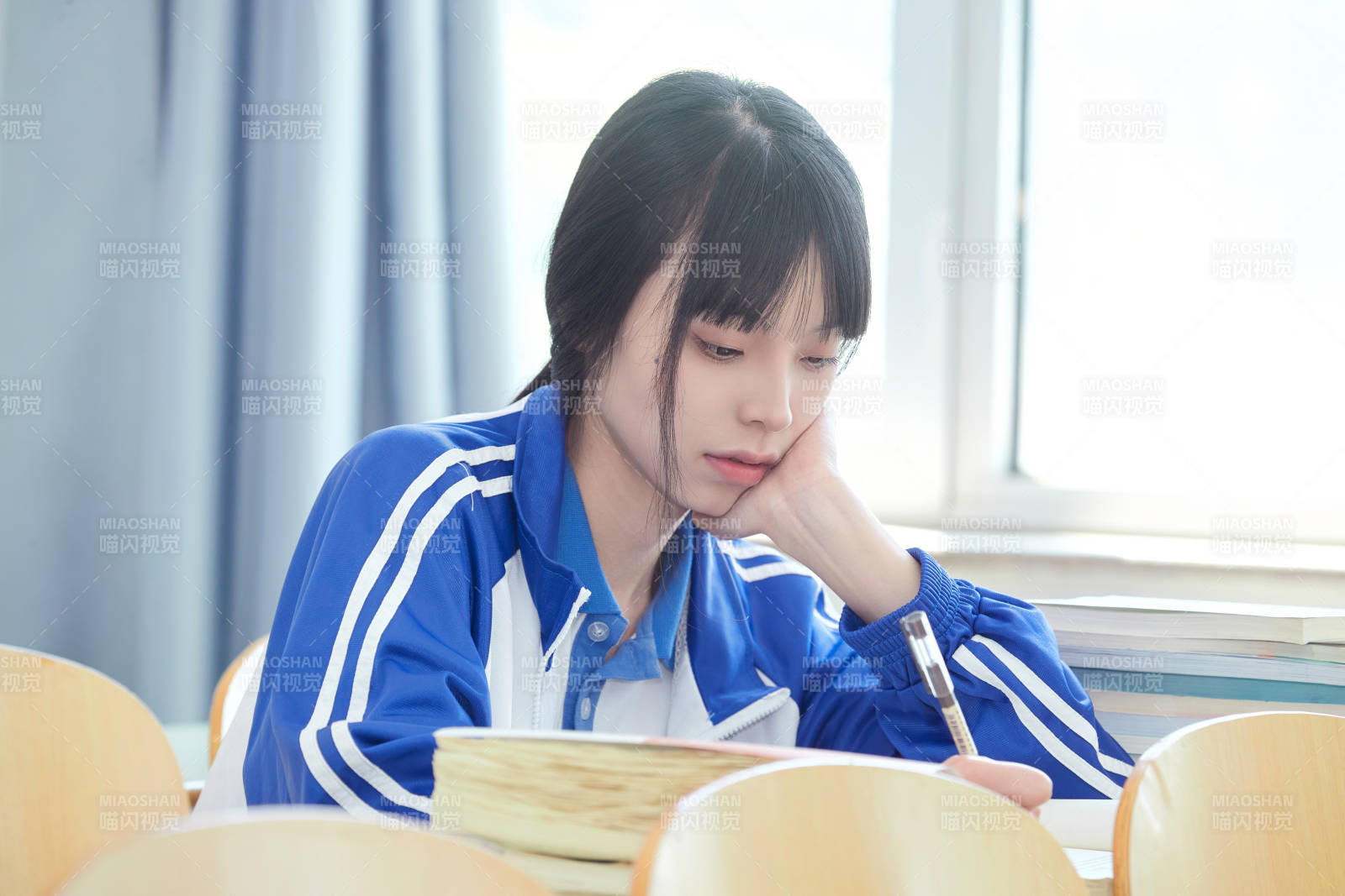 教室里努力看書學習備戰高考的女高中生