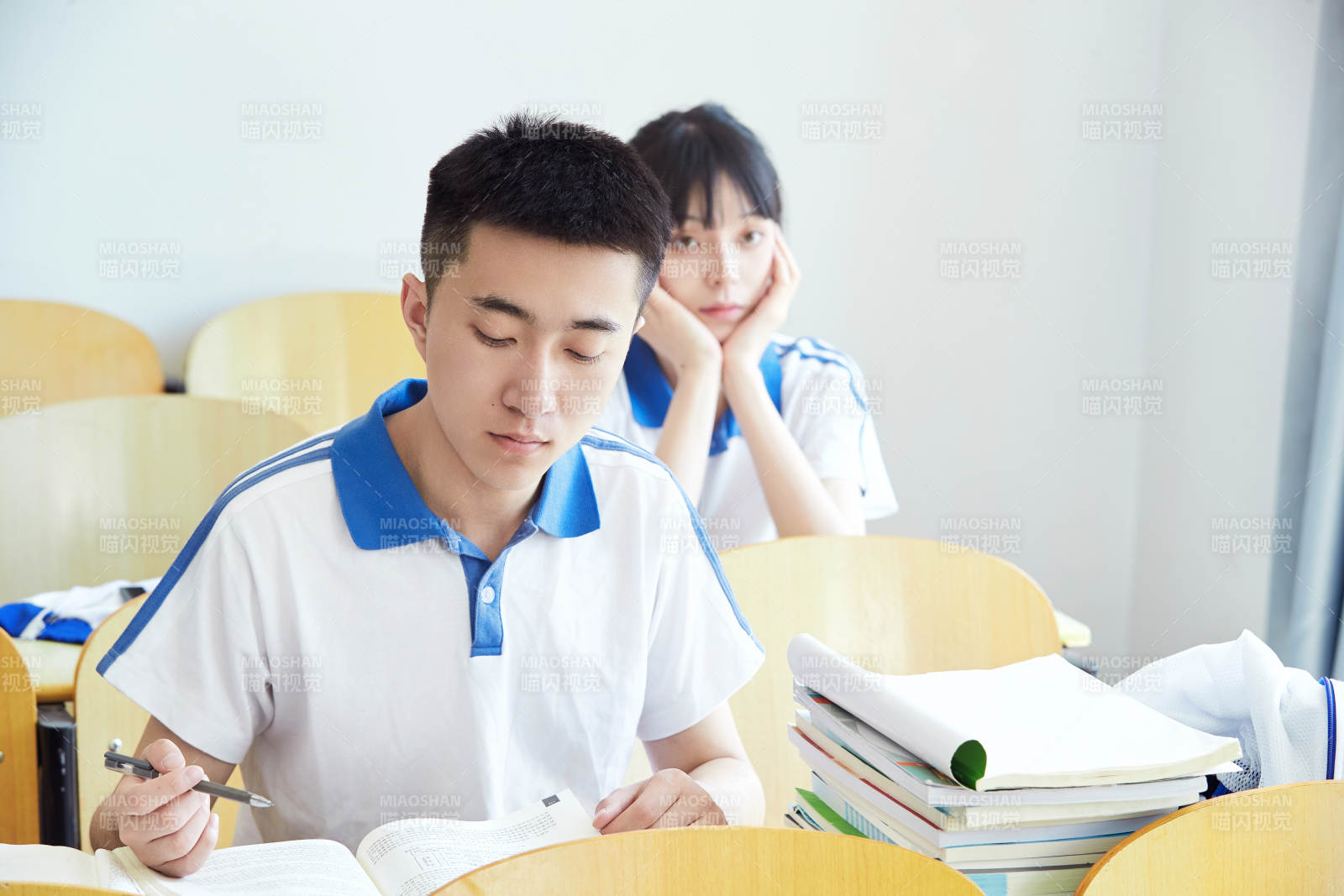 教室里努力看書學習備戰高考的高中生