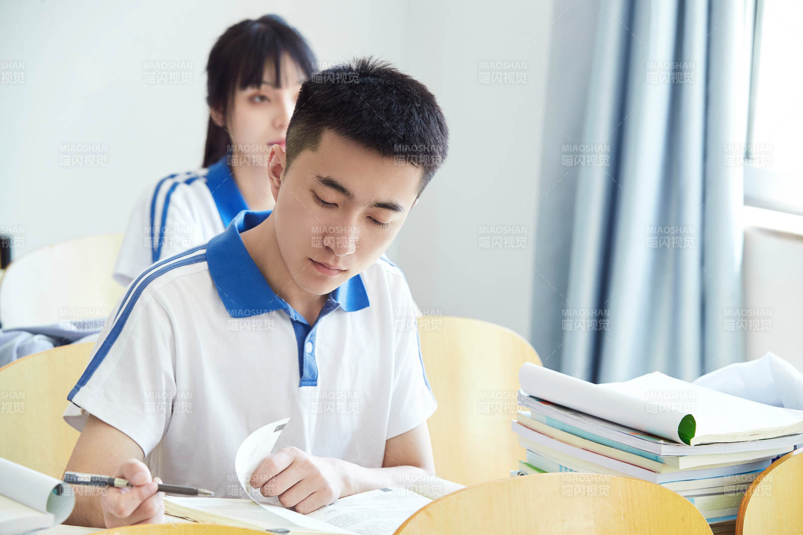 教室里努力看書學(xué)習(xí)備戰(zhàn)高考的高中生