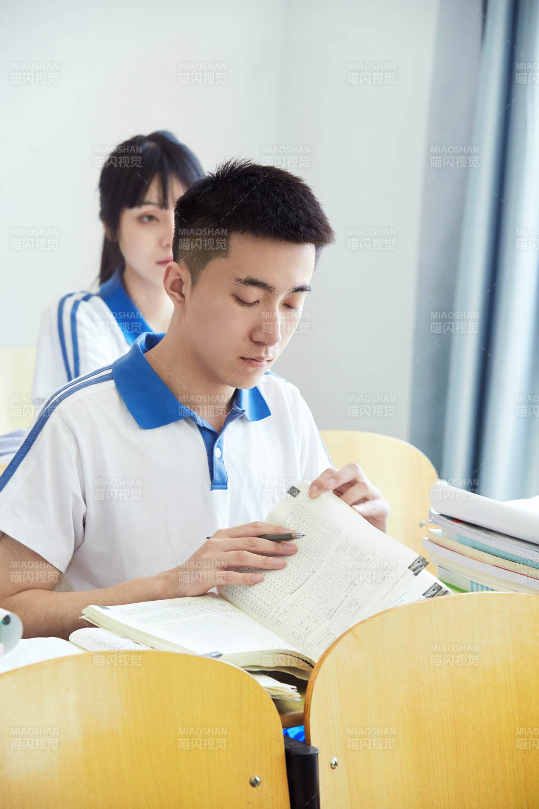 教室里努力看書學習備戰高考的高中生