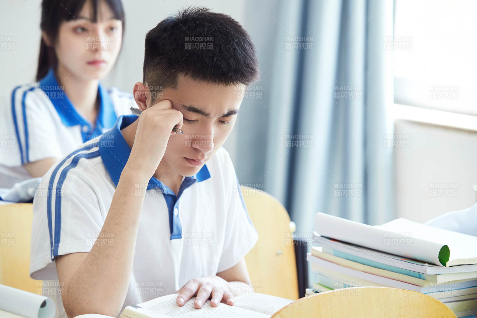 教室里努力看書學(xué)習(xí)備戰(zhàn)高考的高中生