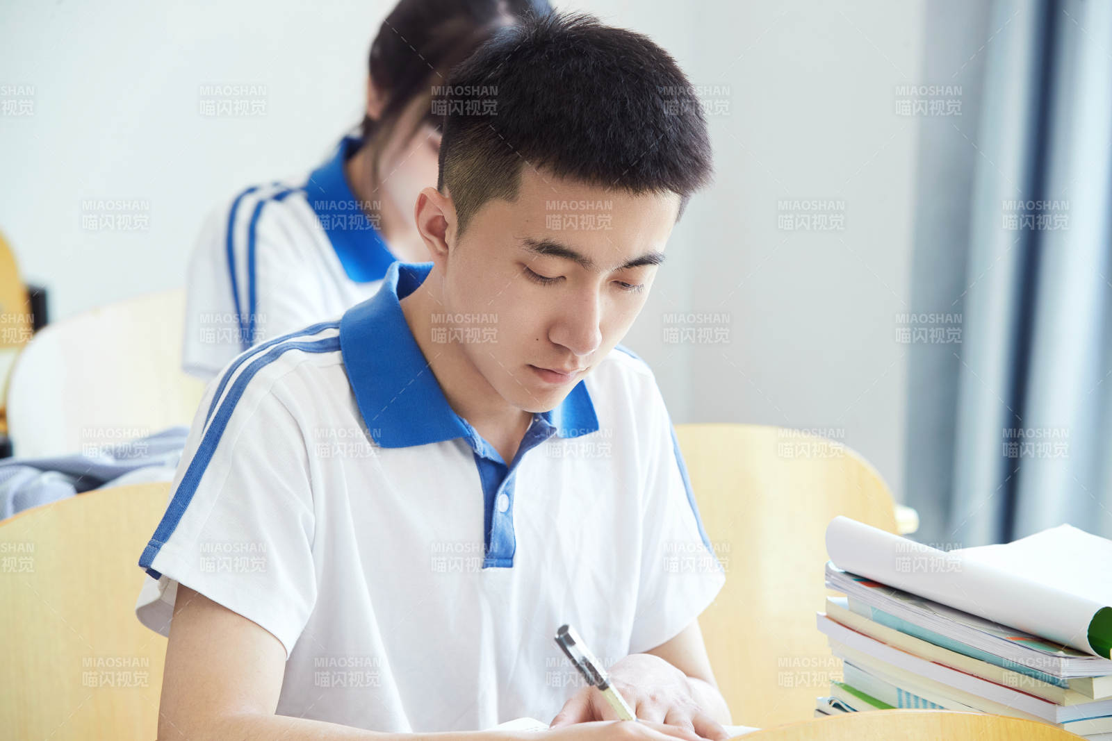 教室里努力看書學(xué)習(xí)備戰(zhàn)高考的高中生