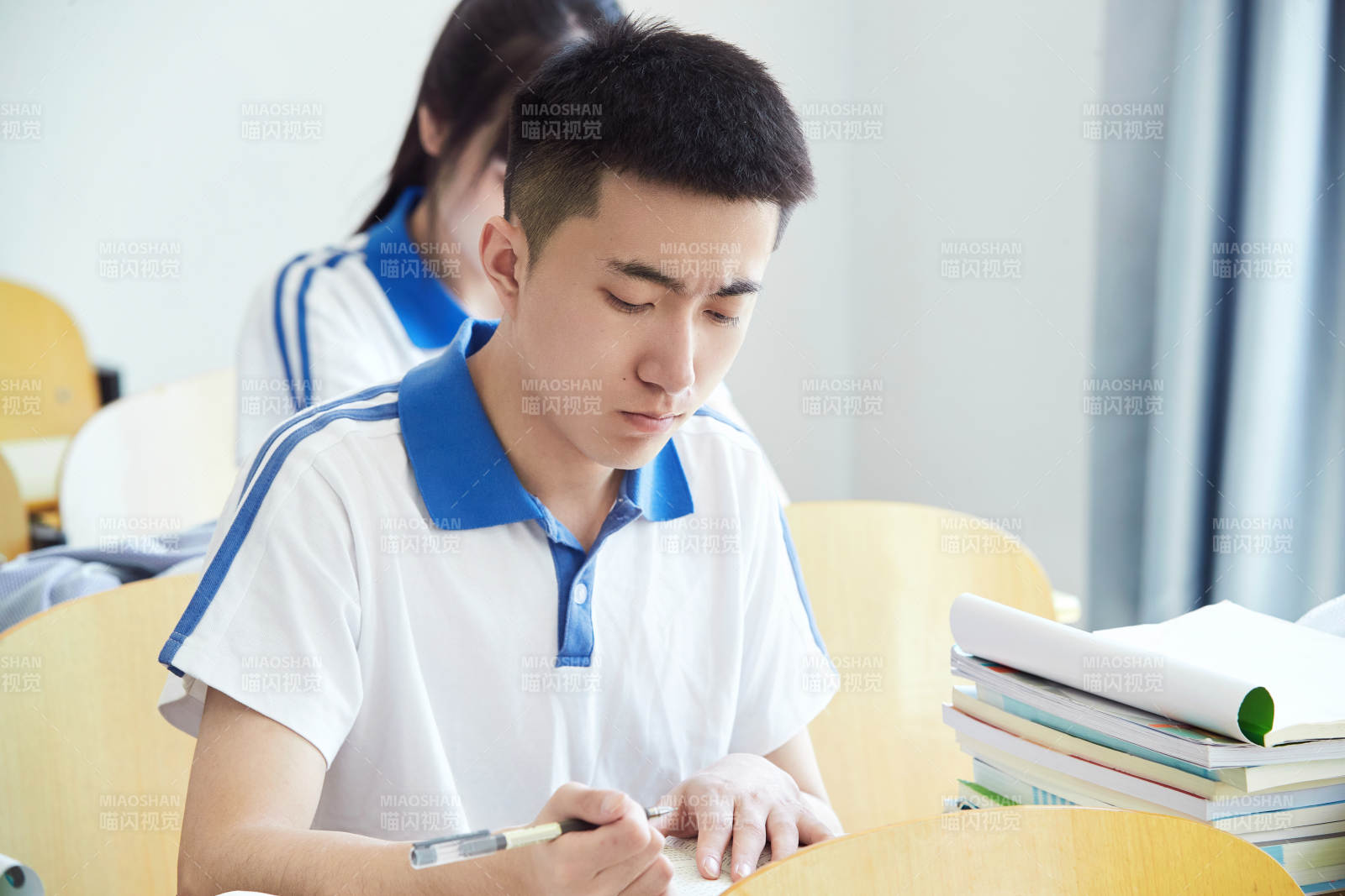 教室里努力看書學習備戰高考的高中生