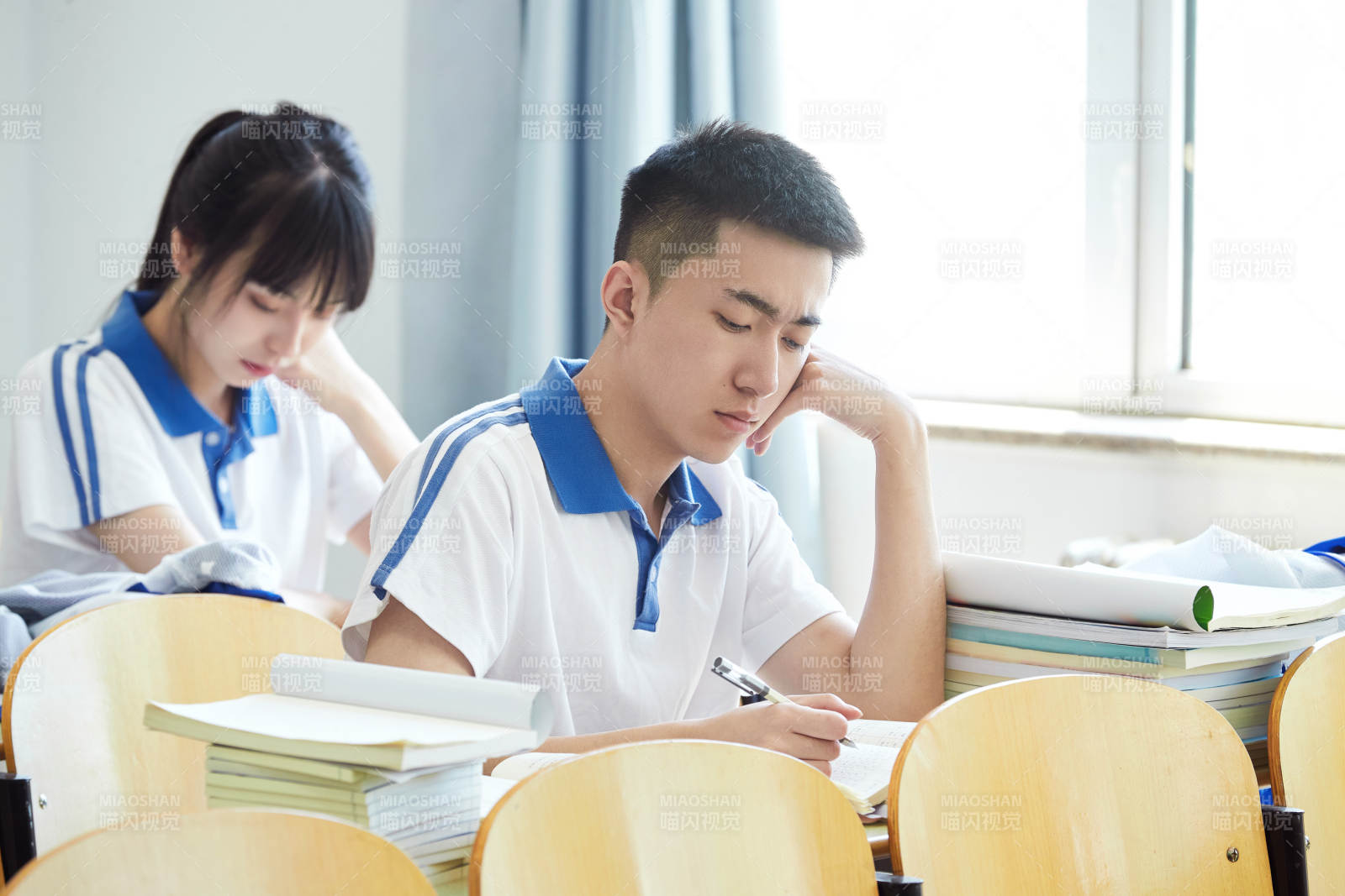 教室里努力看書學(xué)習(xí)備戰(zhàn)高考的高中生