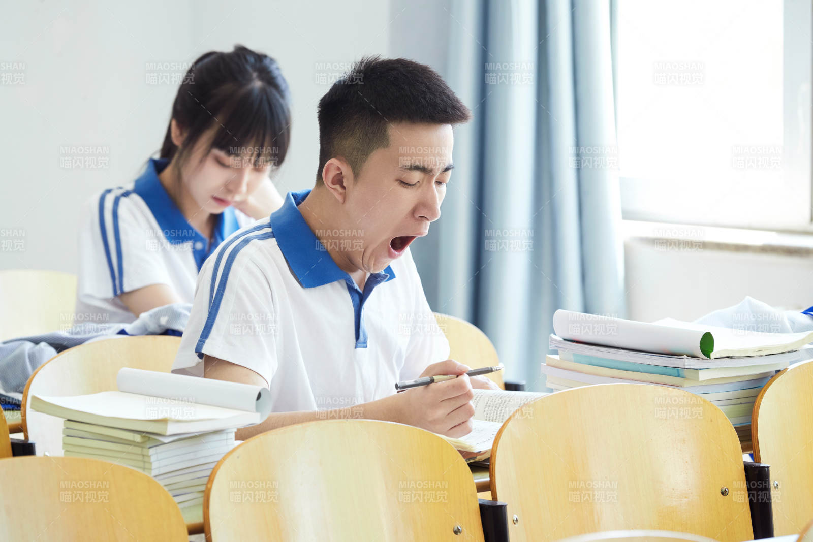 教室里努力看書學(xué)習(xí)備戰(zhàn)高考的高中生