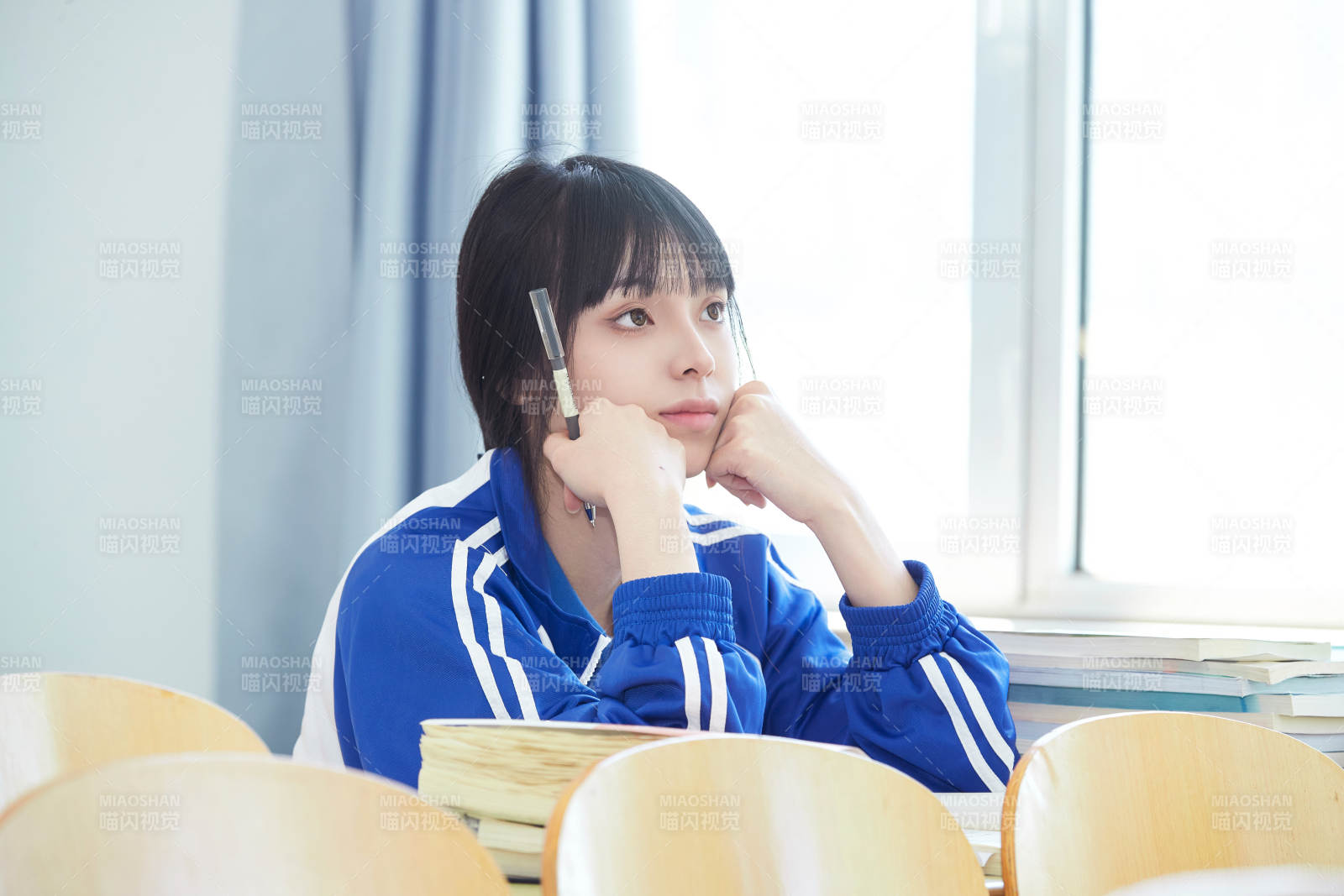 教室里努力看書學習備戰高考的女高中生