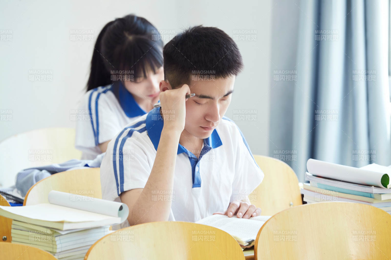 教室里努力看書學習備戰(zhàn)高考的高中生