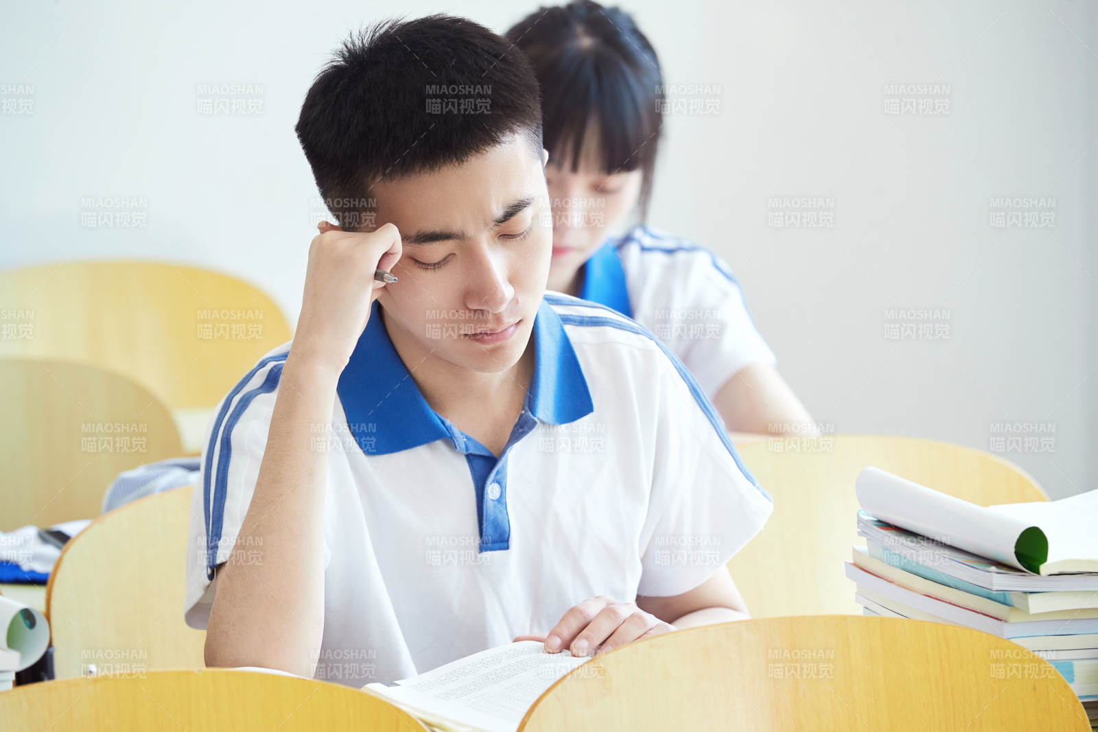 教室里努力看書學(xué)習(xí)備戰(zhàn)高考的高中生