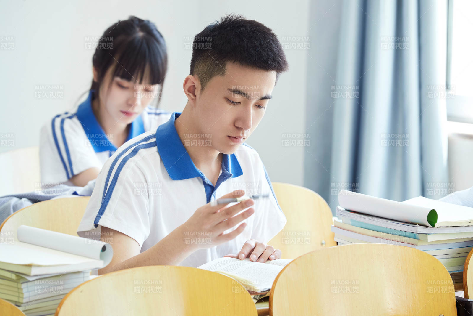 教室里努力看書學習備戰高考的高中生