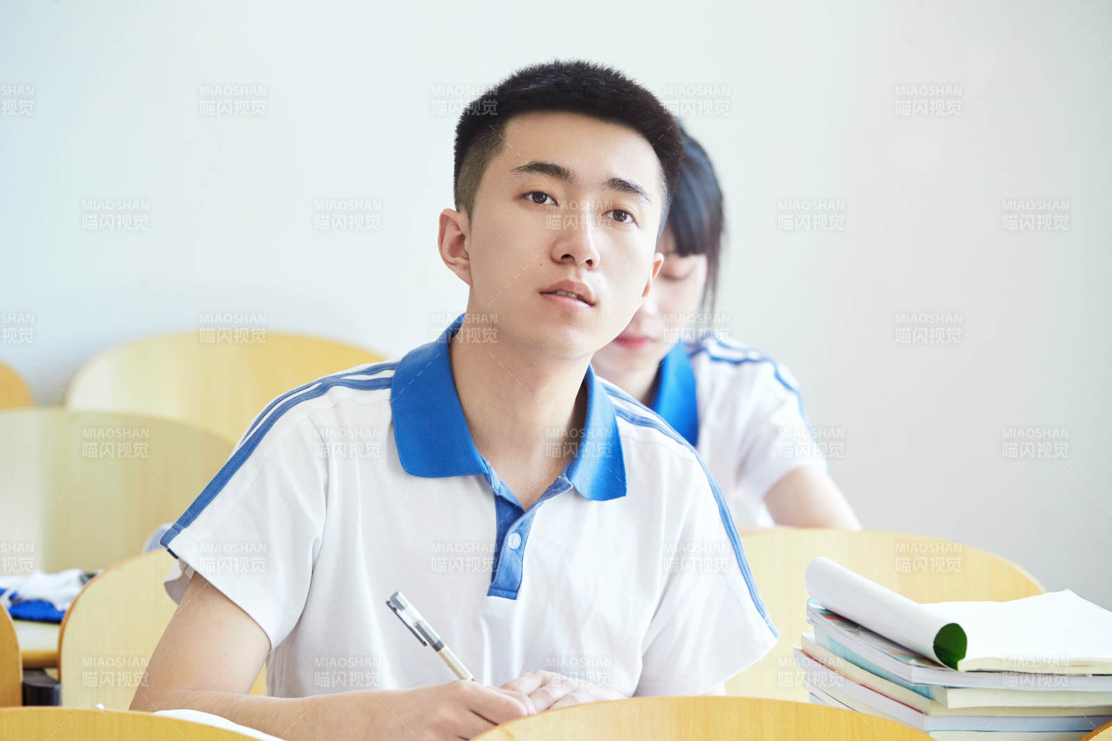 教室里努力看書學習備戰高考的高中生