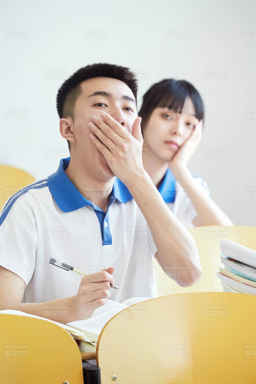 教室里努力看書學習備戰高考的高中生