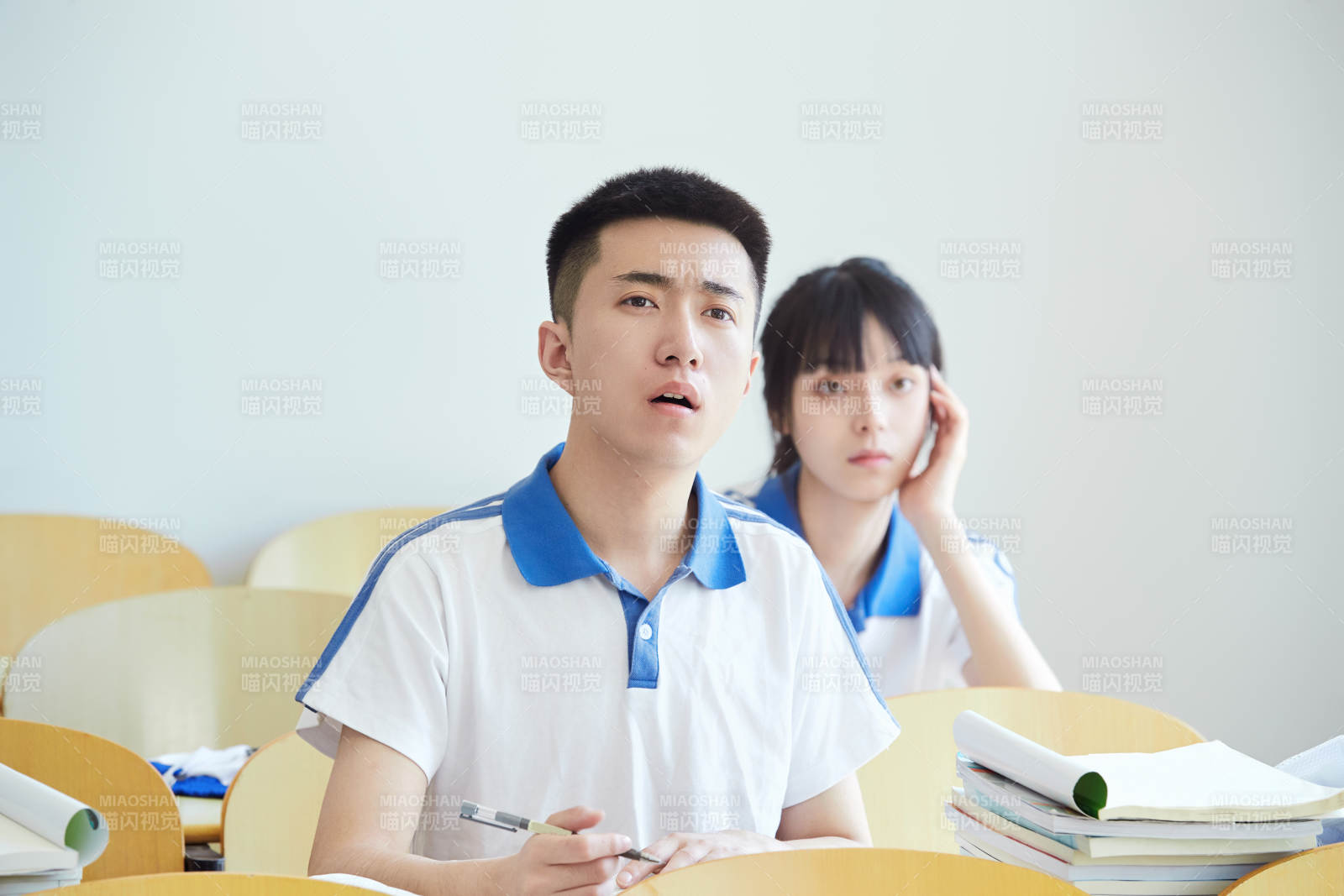 教室里努力看書學習備戰高考的高中生