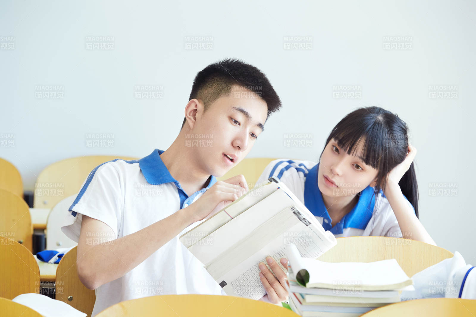 教室里努力看書學習備戰高考的高中生