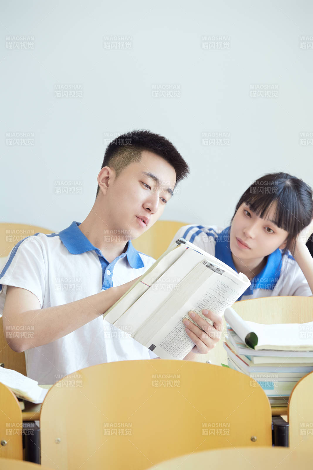 教室里努力看書學習備戰高考的高中生