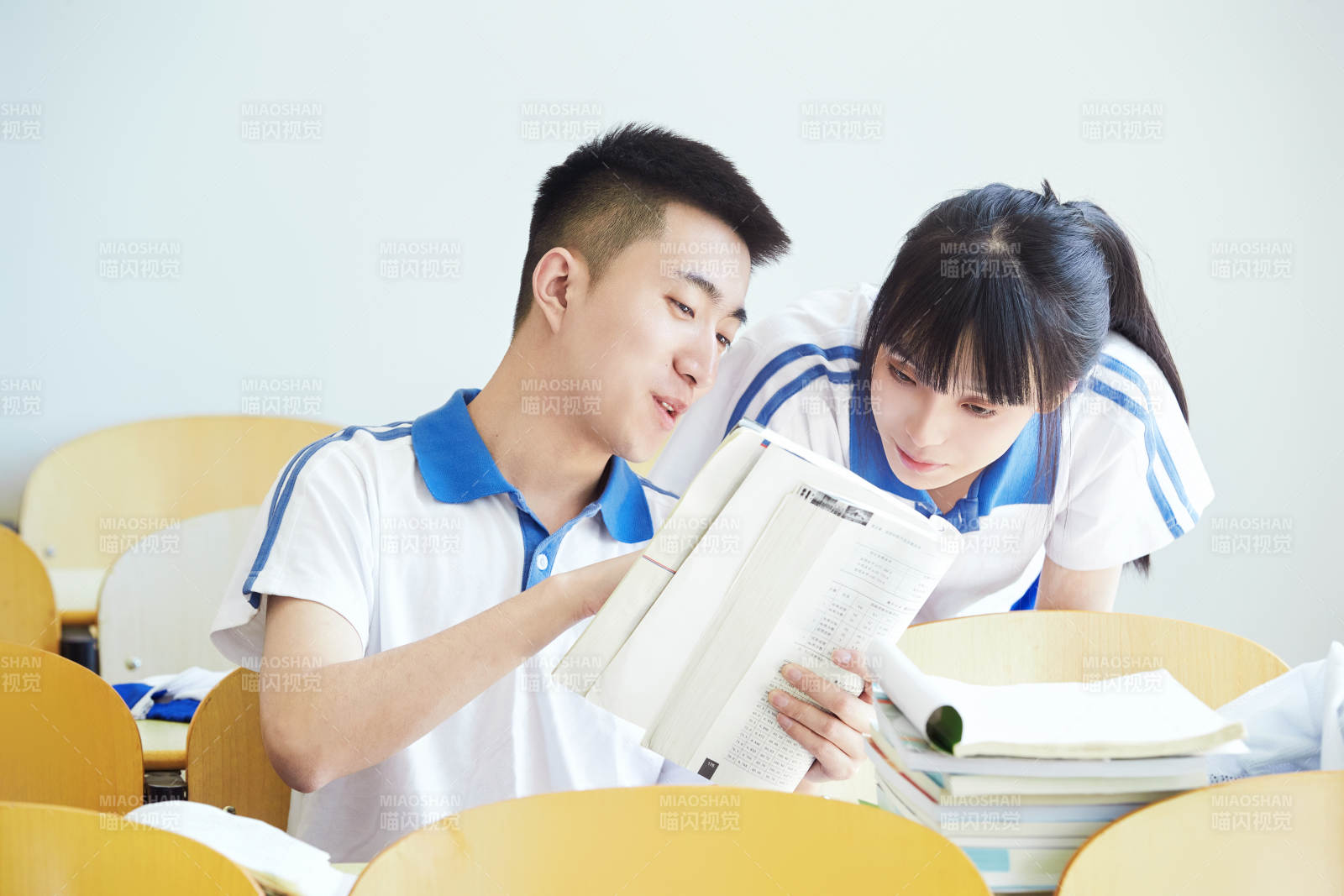 教室里努力看書學(xué)習(xí)備戰(zhàn)高考的高中生