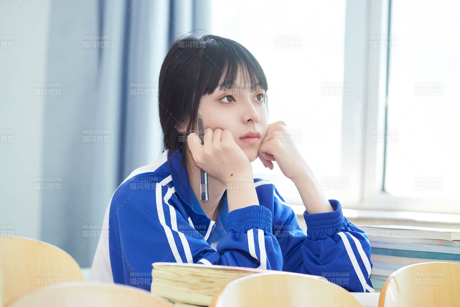 教室里努力看书学习备战高考的女高中生