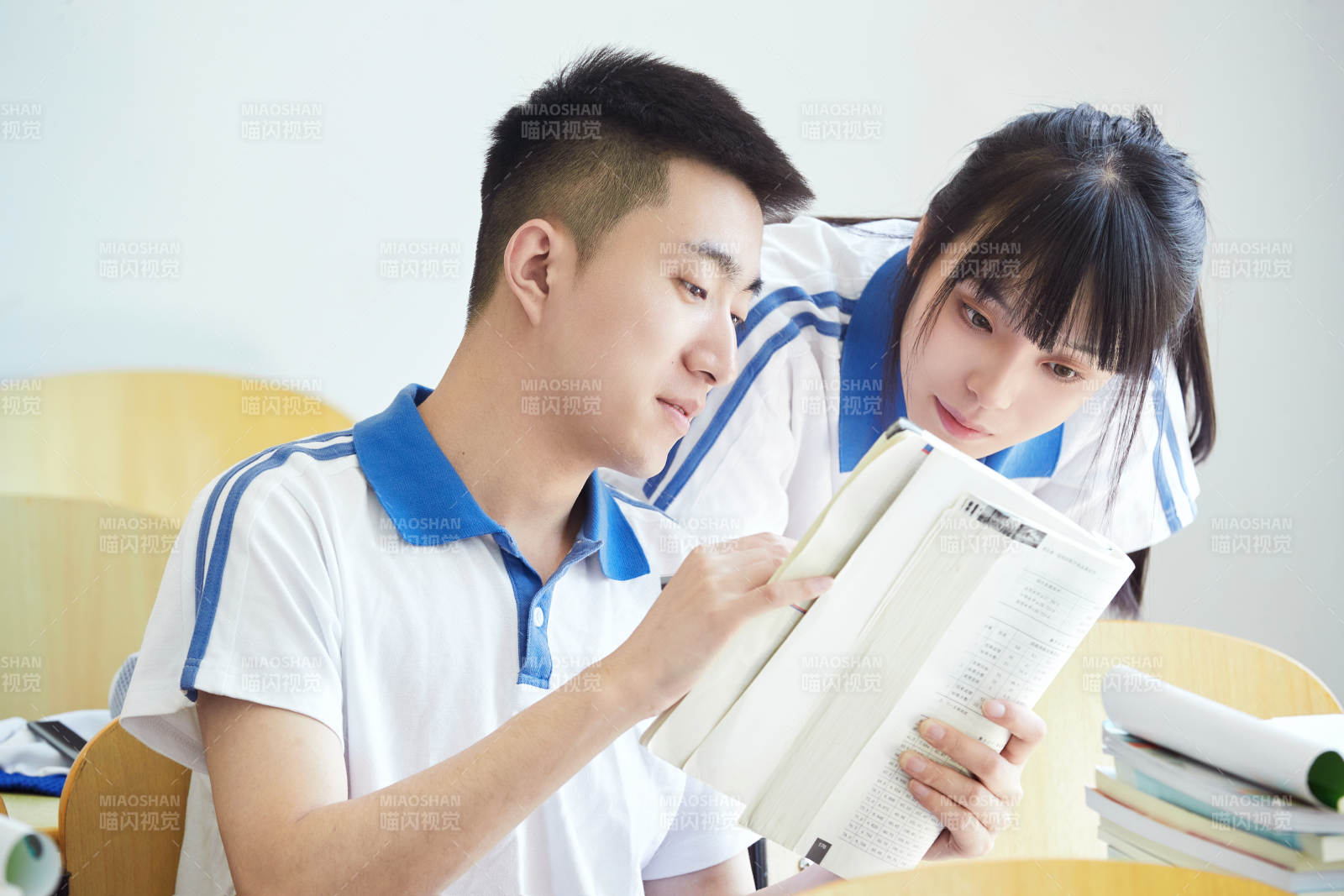 教室里努力看書學(xué)習(xí)備戰(zhàn)高考的高中生