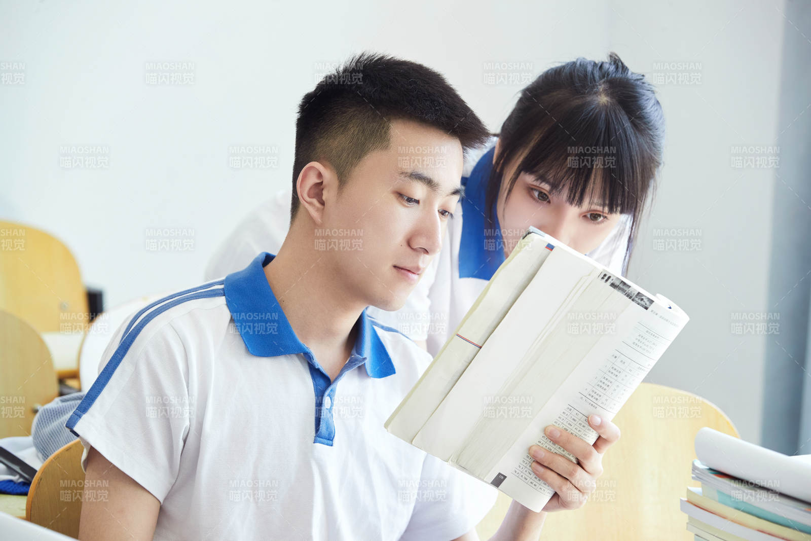 教室里努力看書學(xué)習(xí)備戰(zhàn)高考的高中生