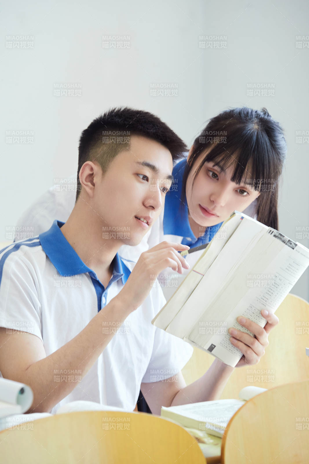 教室里努力看書學習備戰高考的高中生