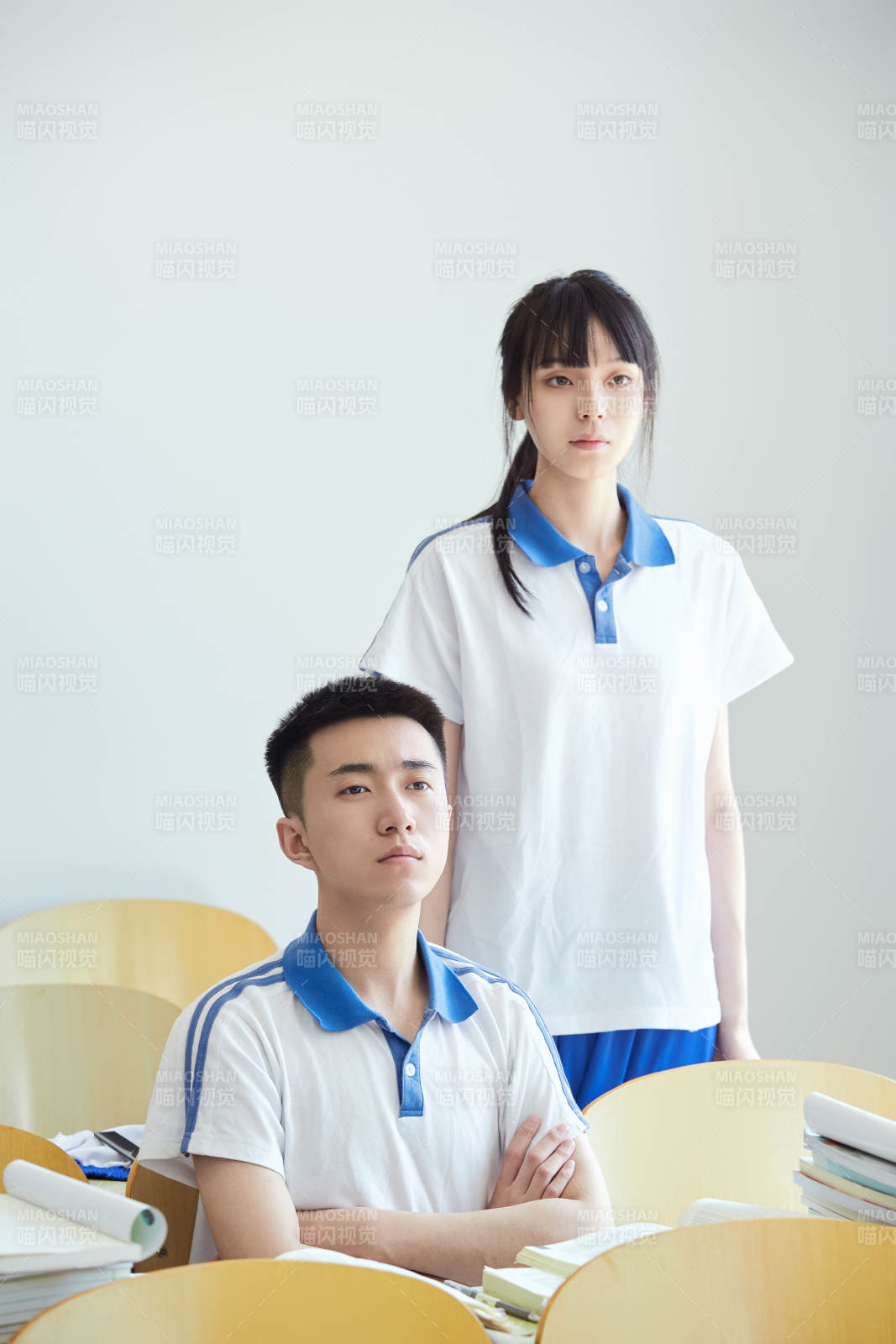 教室里努力看書學習備戰高考的高中生