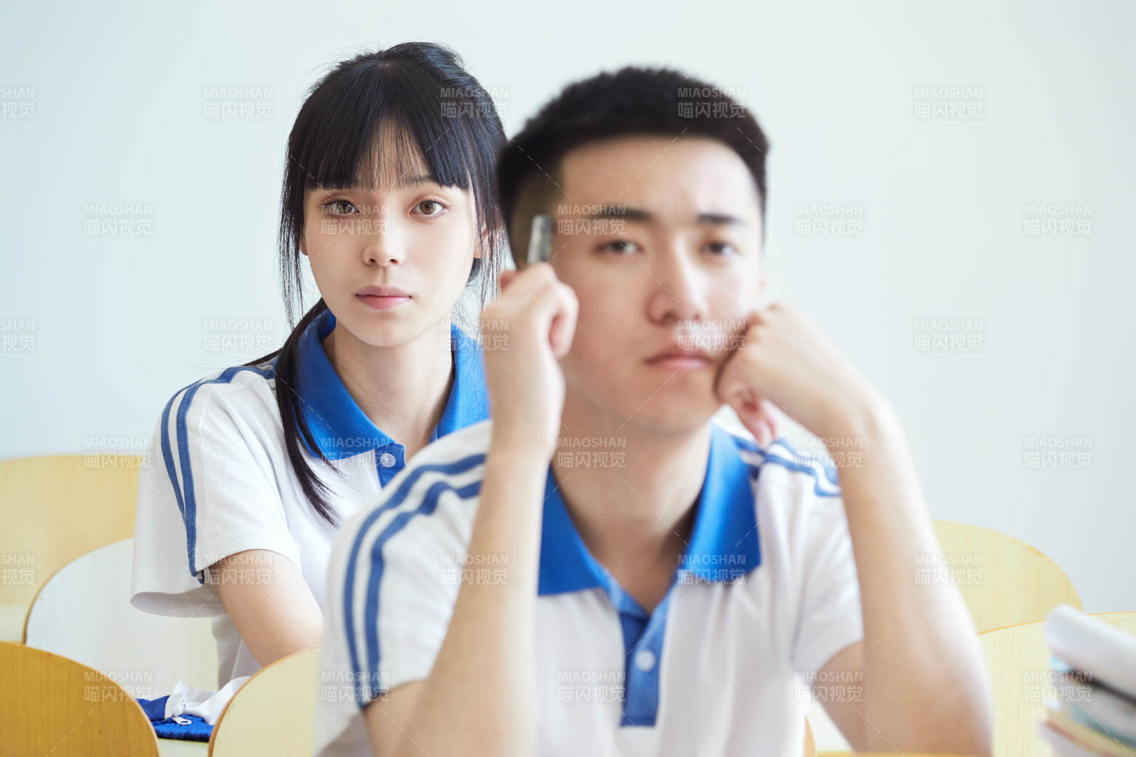 教室里努力看書學習備戰高考的高中生