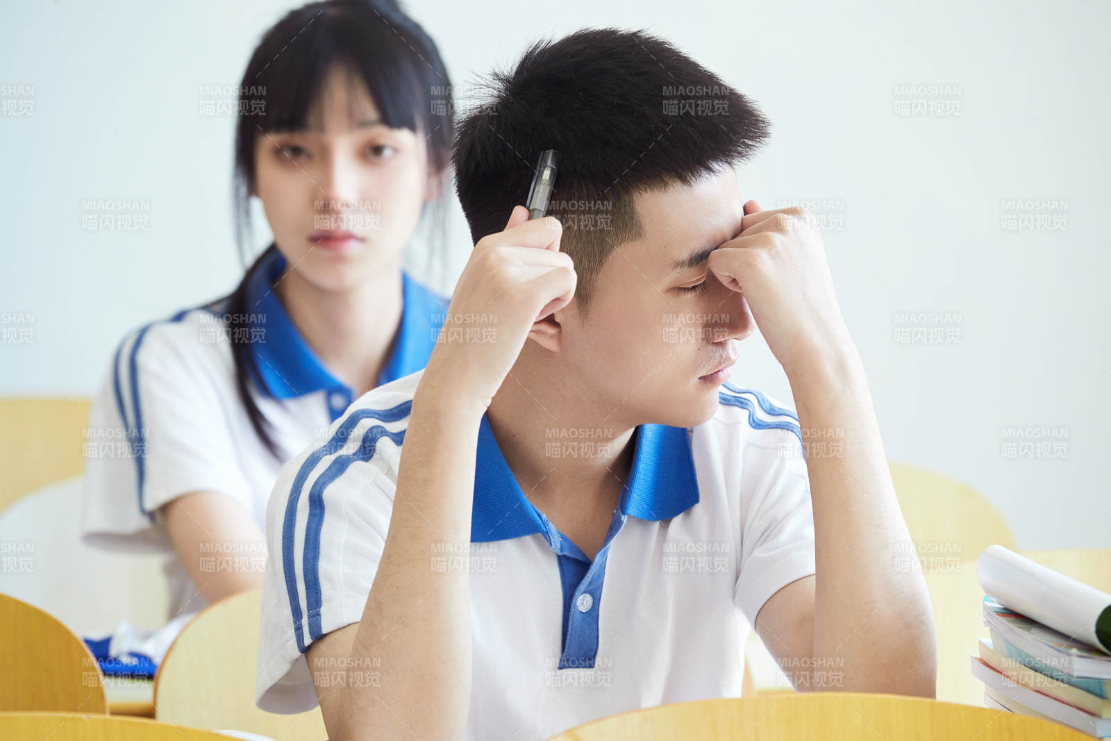 教室里努力看书学习备战高考的高中生