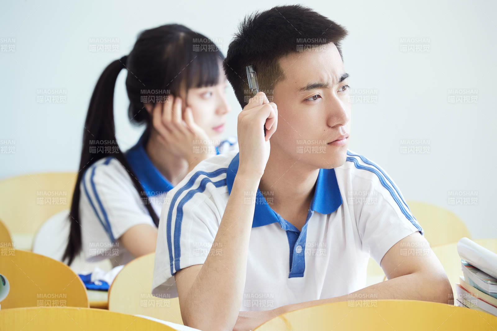 教室里努力看書學(xué)習(xí)備戰(zhàn)高考的高中生