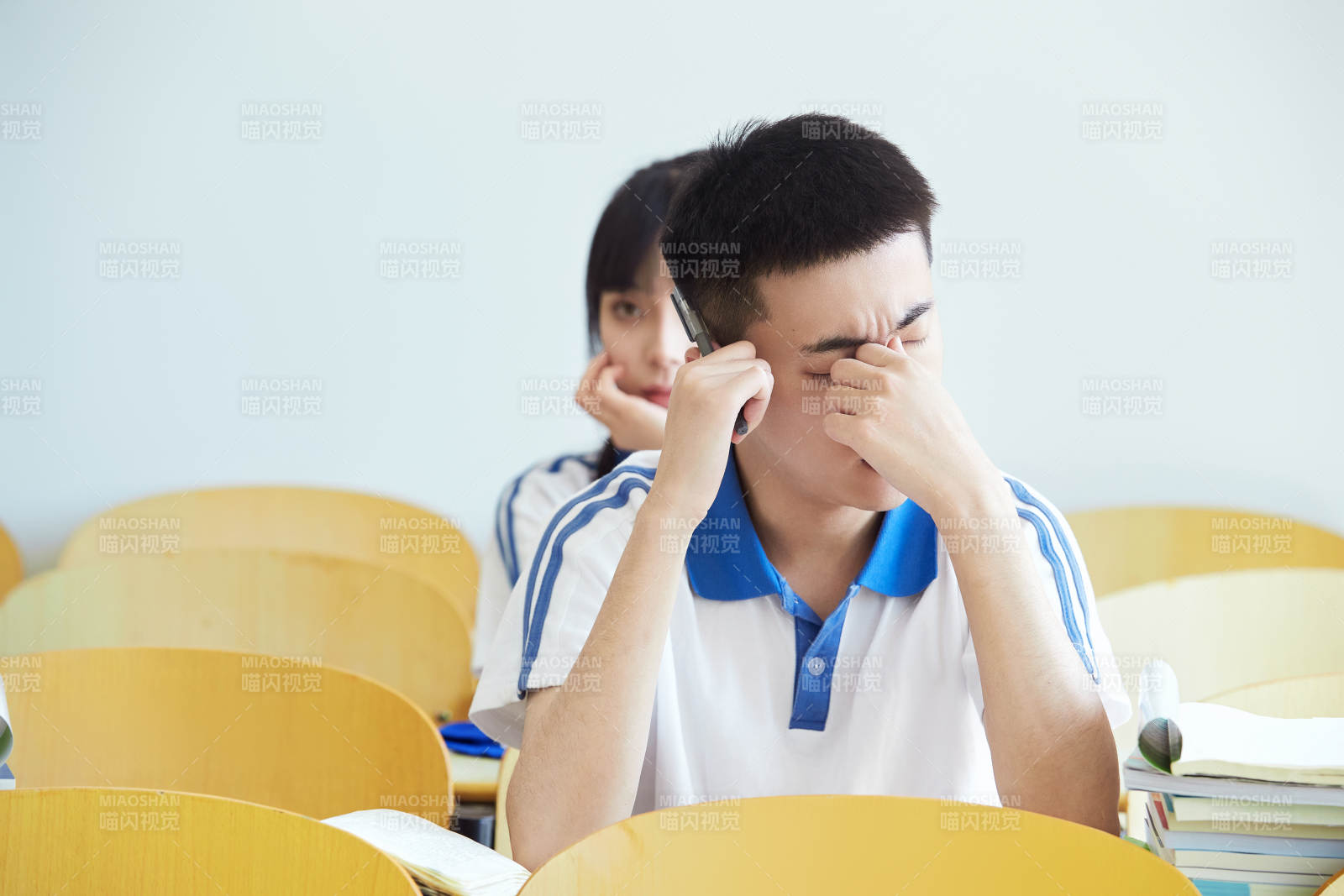 教室里努力看書(shū)學(xué)習(xí)備戰(zhàn)高考的高中生