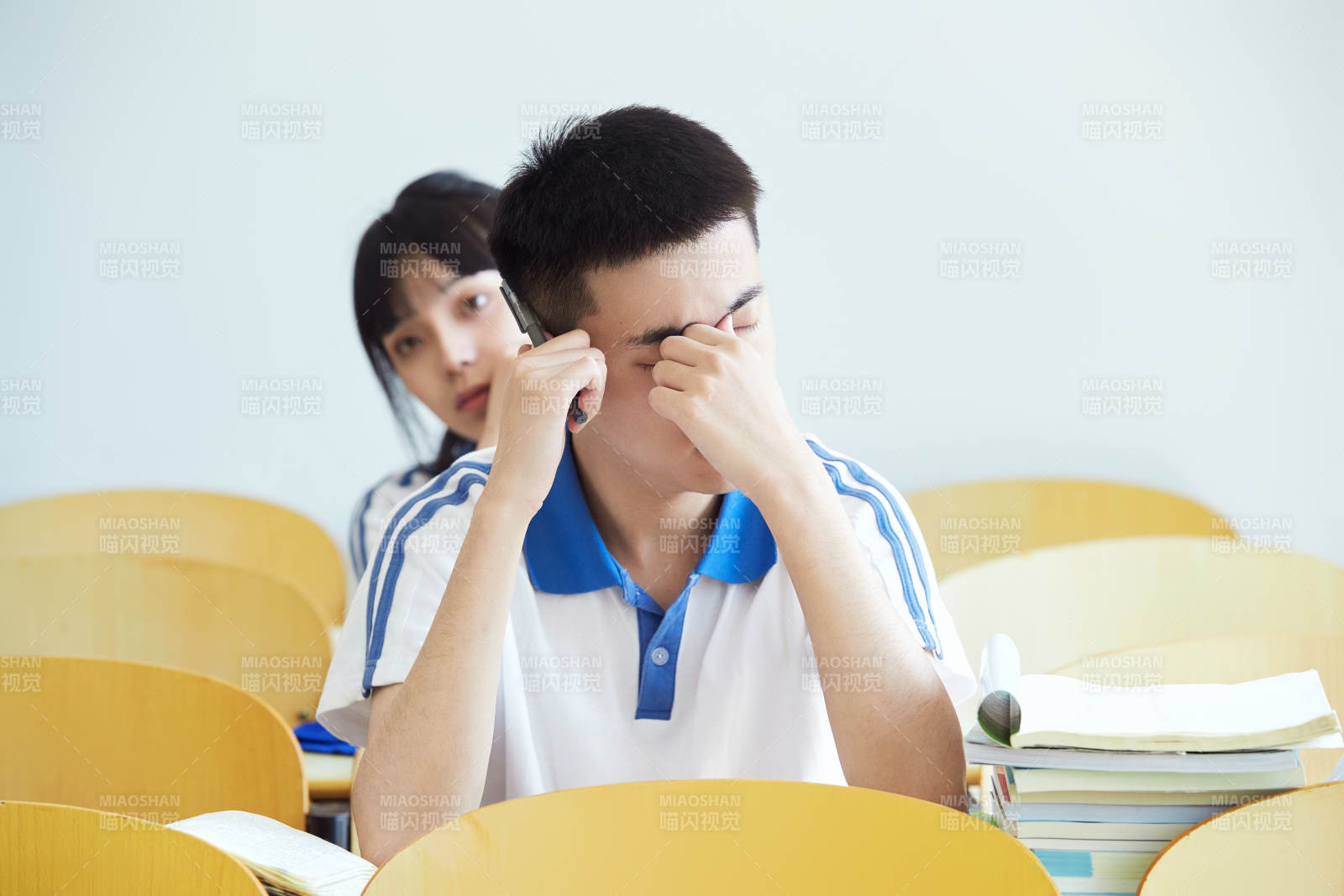 教室里努力看書學(xué)習(xí)備戰(zhàn)高考的高中生