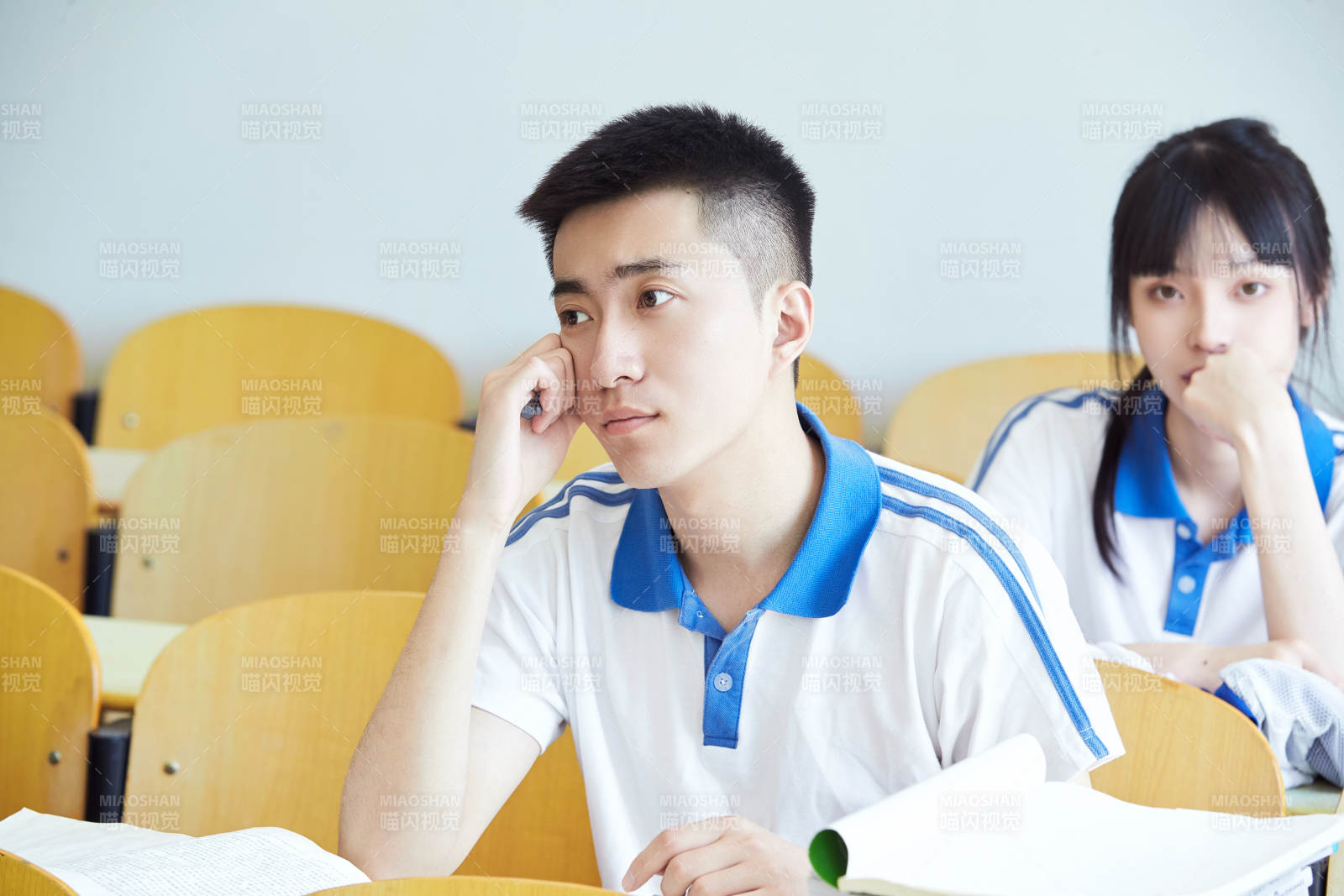 教室里努力看書學習備戰高考的高中生