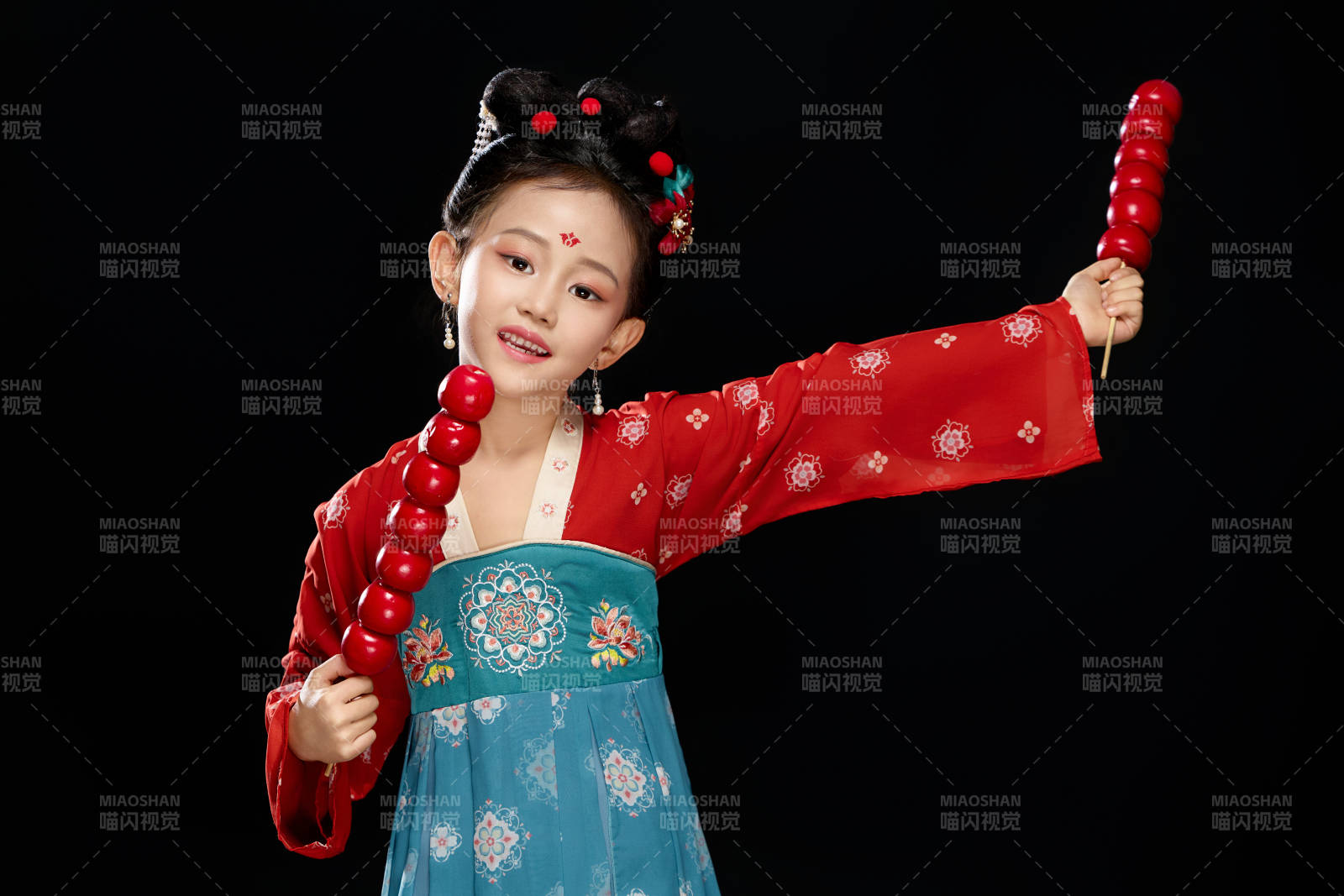 黑色背景下漢服裝扮的中國女童