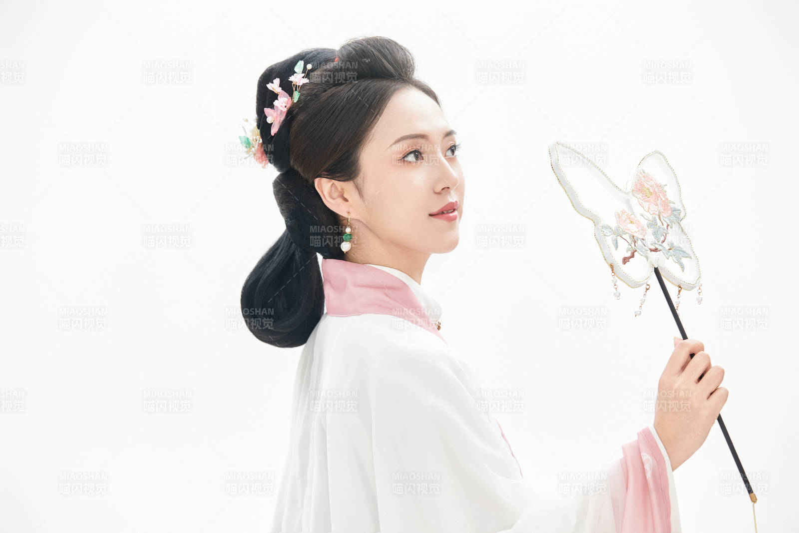 白色背景下穿着魏晋制汉服的少女