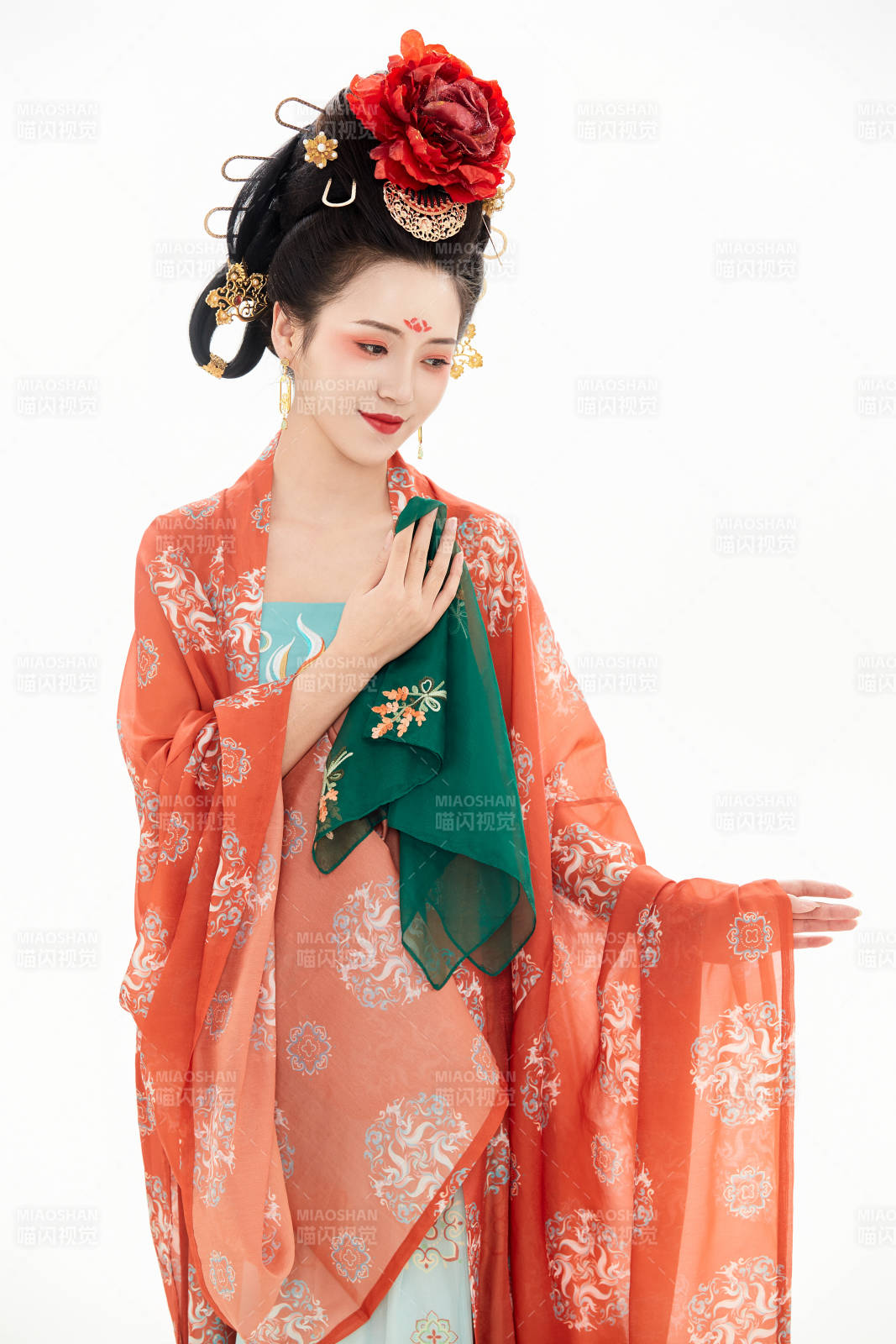 白色背景下穿着中国唐朝服饰的少女