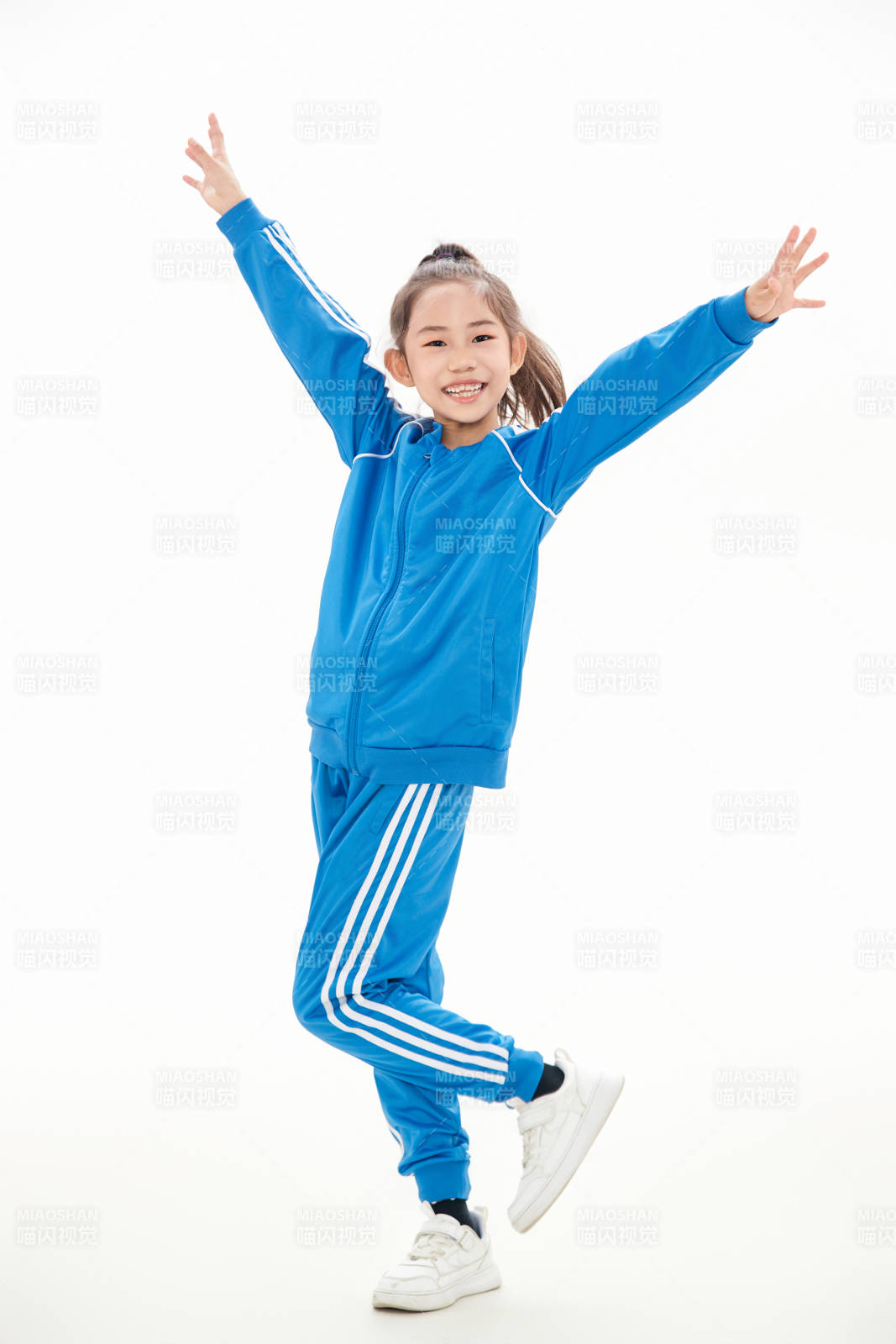 白色背景里的活潑可愛的中國小女孩,兒童,