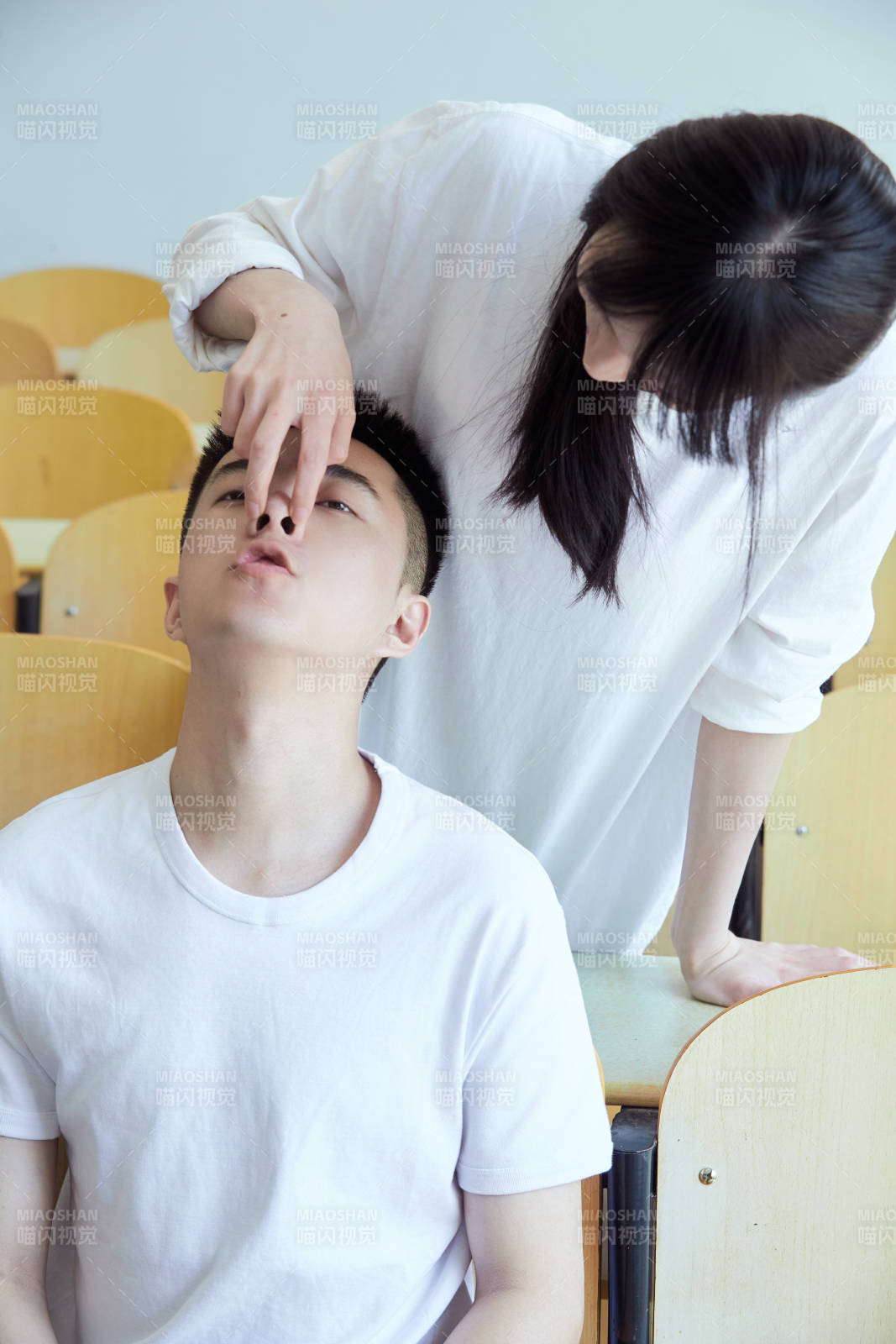 大學自習室相嬉戲玩鬧青年情侶