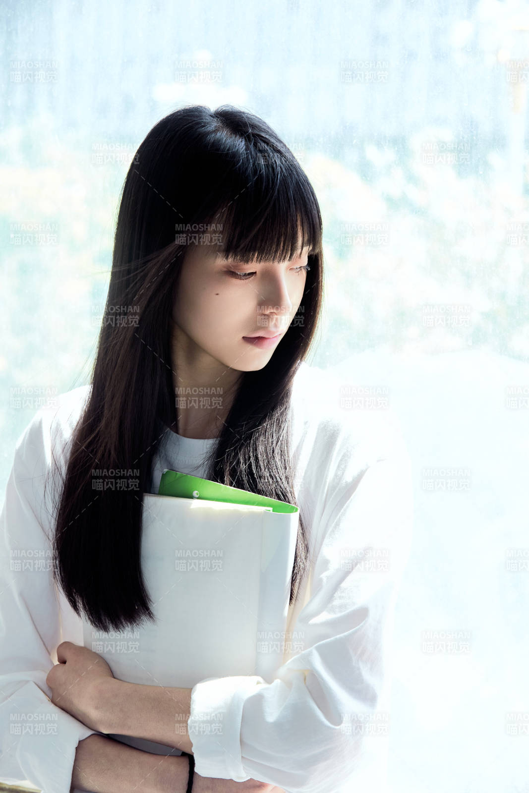 教室窗戶旁的女大學生