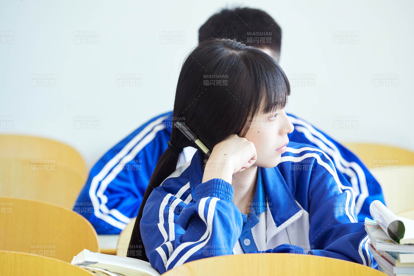 教室里努力看書學習備戰高考的高中生