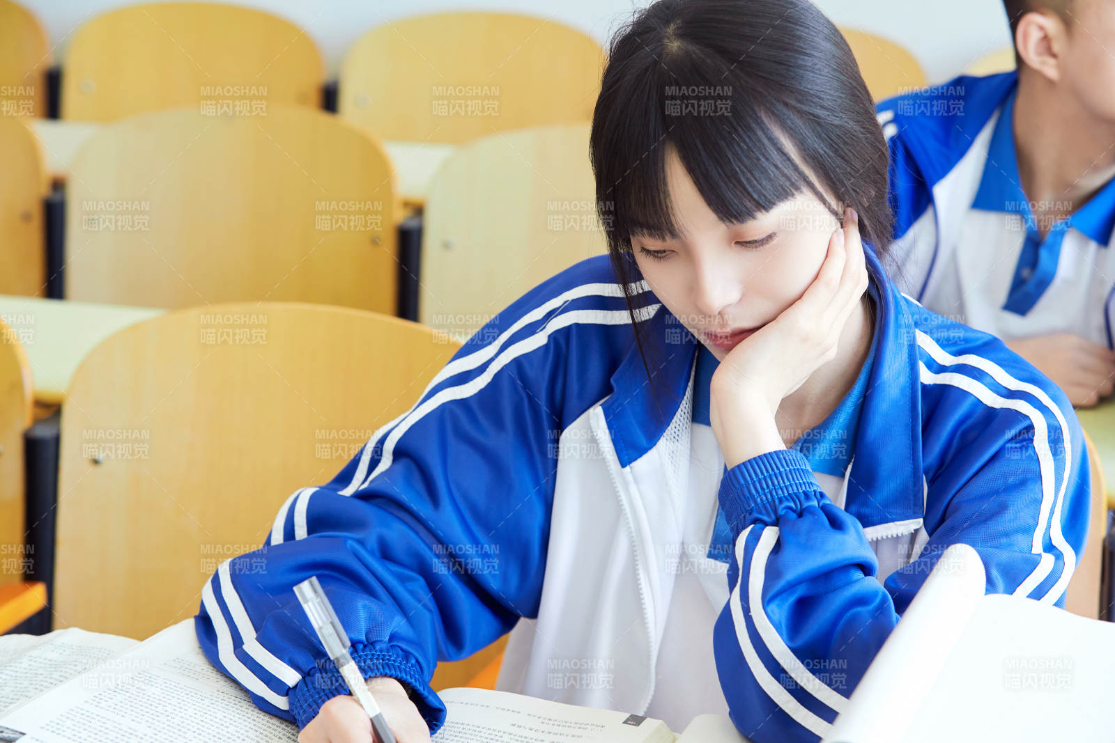 教室里努力看書學習備戰高考的高中生